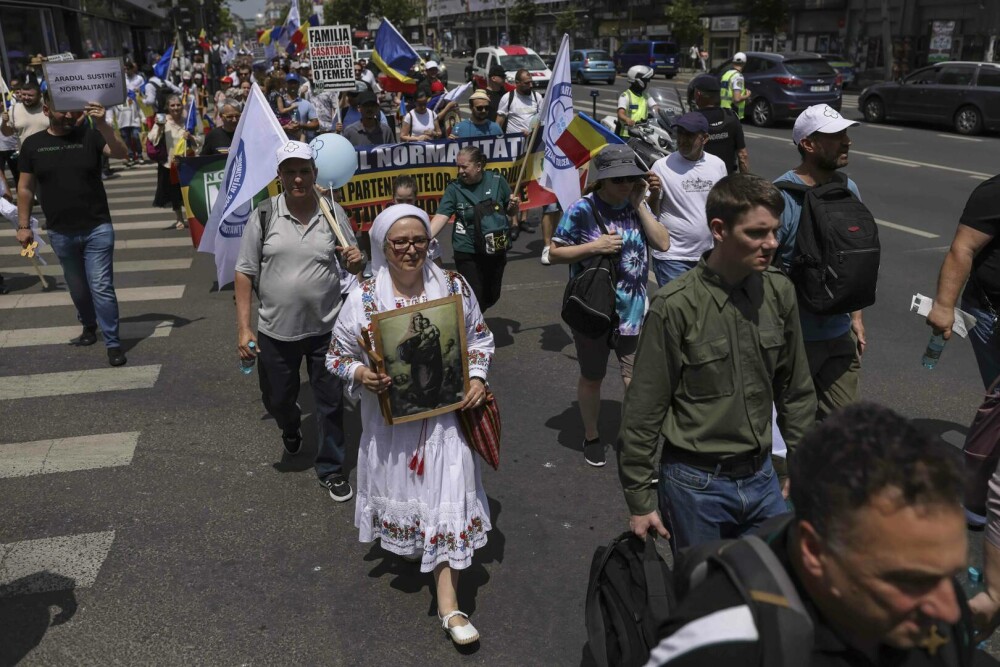 Marșul Pride vs cel al „creștinilor”. Prinși când se duceau să-i agreseze „creștinește” pe ceilalți GALERIE FOTO - Imaginea 4