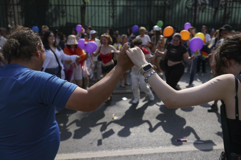 Marșul Pride vs cel al „creștinilor”. Prinși când se duceau să-i agreseze „creștinește” pe ceilalți GALERIE FOTO - Imaginea 5
