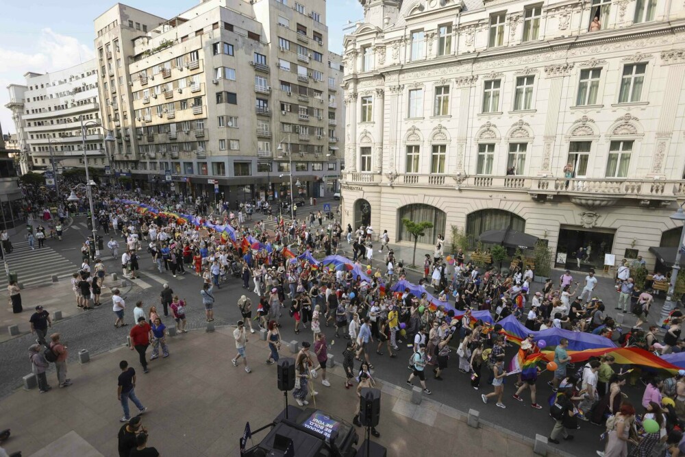 Marșul Pride vs cel al „creștinilor”. Prinși când se duceau să-i agreseze „creștinește” pe ceilalți GALERIE FOTO - Imaginea 8