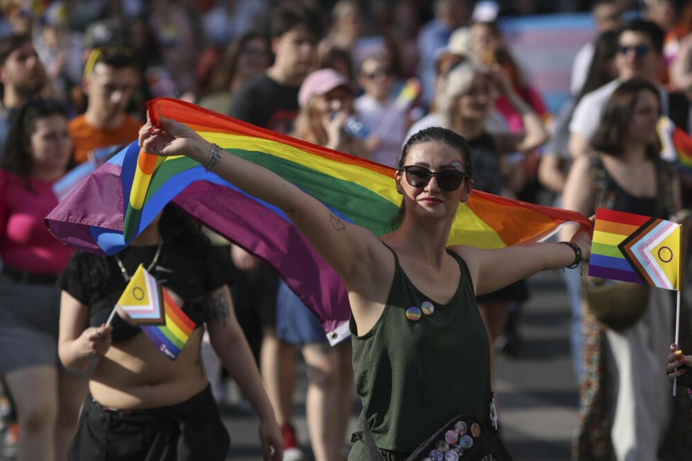 Marșul Pride vs cel al „creștinilor”. Prinși când se duceau să-i agreseze „creștinește” pe ceilalți GALERIE FOTO - Imaginea 9