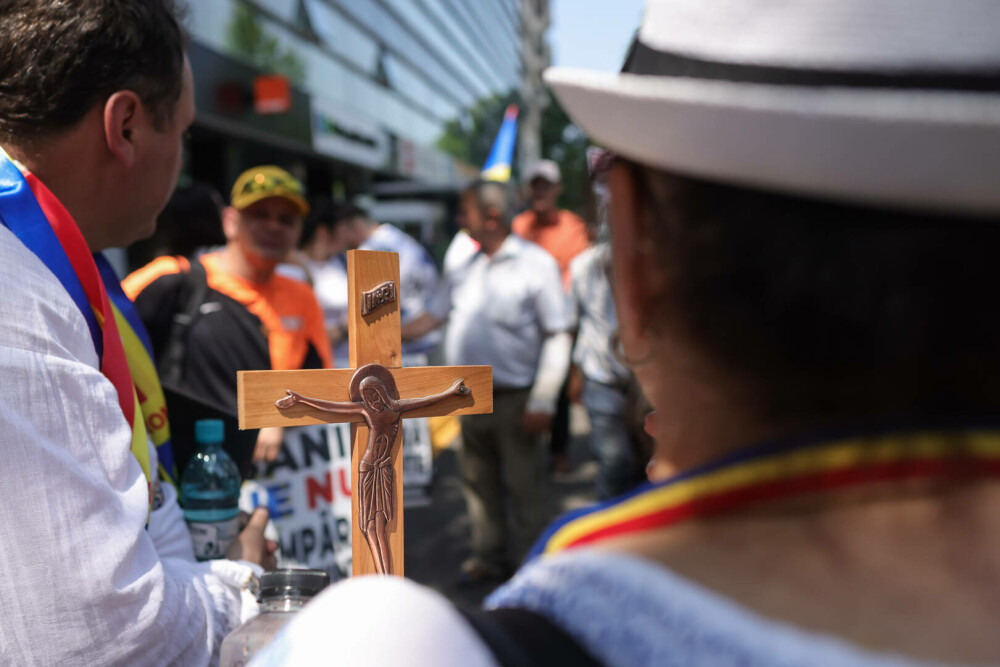 Marșul Pride vs cel al „creștinilor”. Prinși când se duceau să-i agreseze „creștinește” pe ceilalți GALERIE FOTO - Imaginea 10