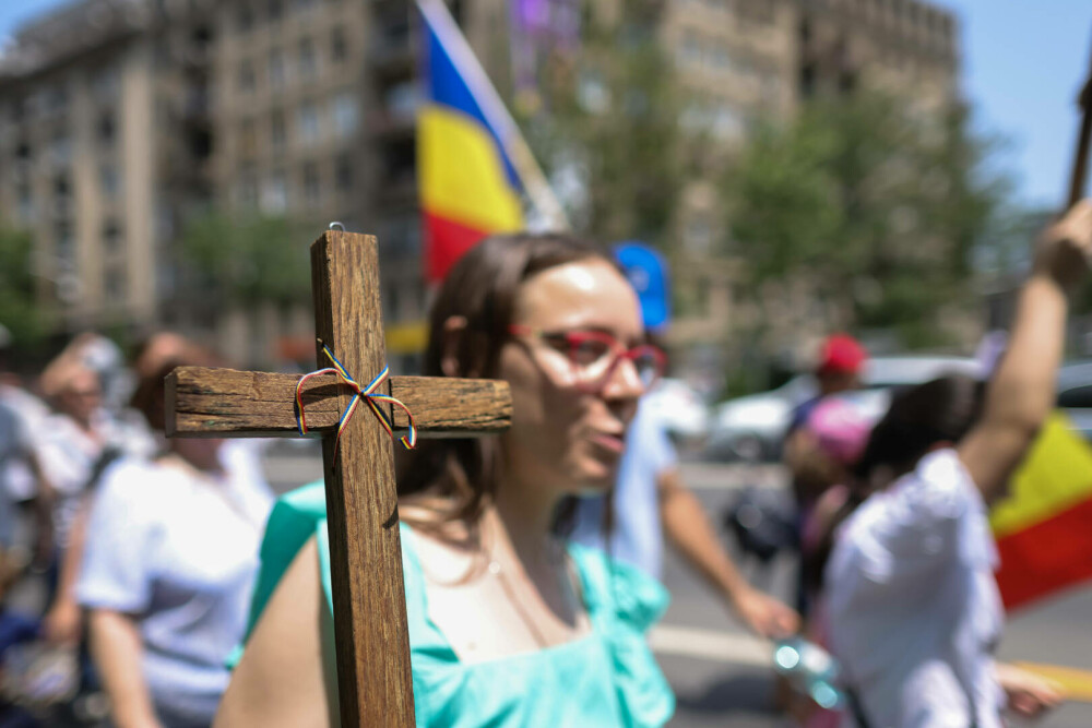 Marșul Pride vs cel al „creștinilor”. Prinși când se duceau să-i agreseze „creștinește” pe ceilalți GALERIE FOTO - Imaginea 11