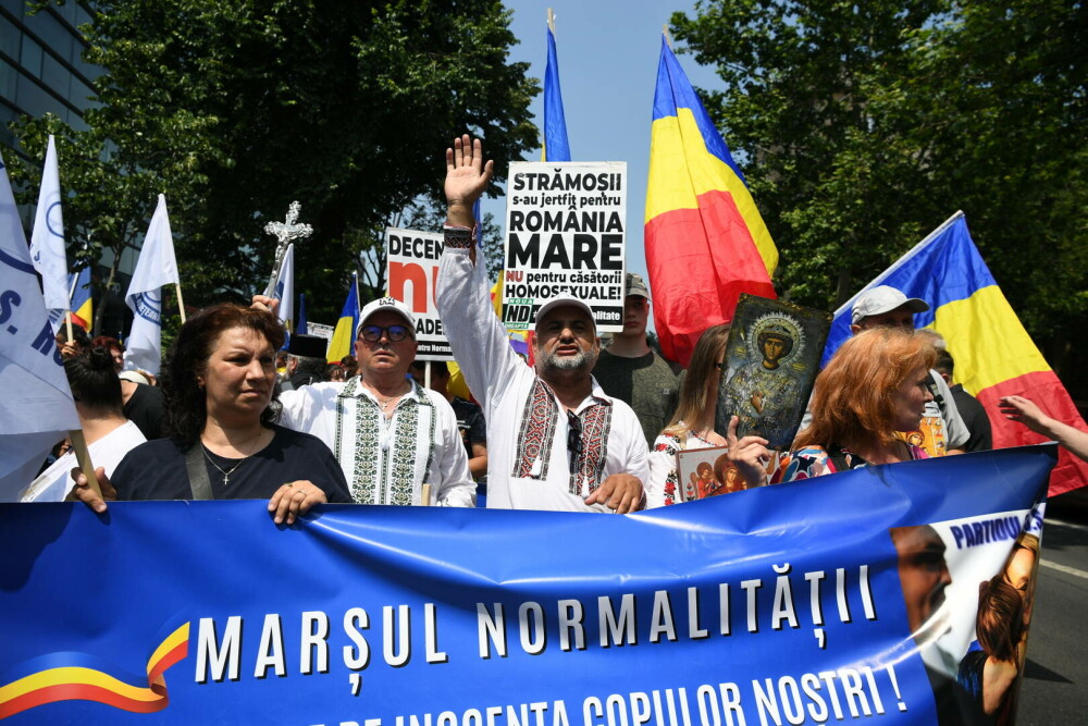 Marșul Pride vs cel al „creștinilor”. Prinși când se duceau să-i agreseze „creștinește” pe ceilalți GALERIE FOTO - Imaginea 14