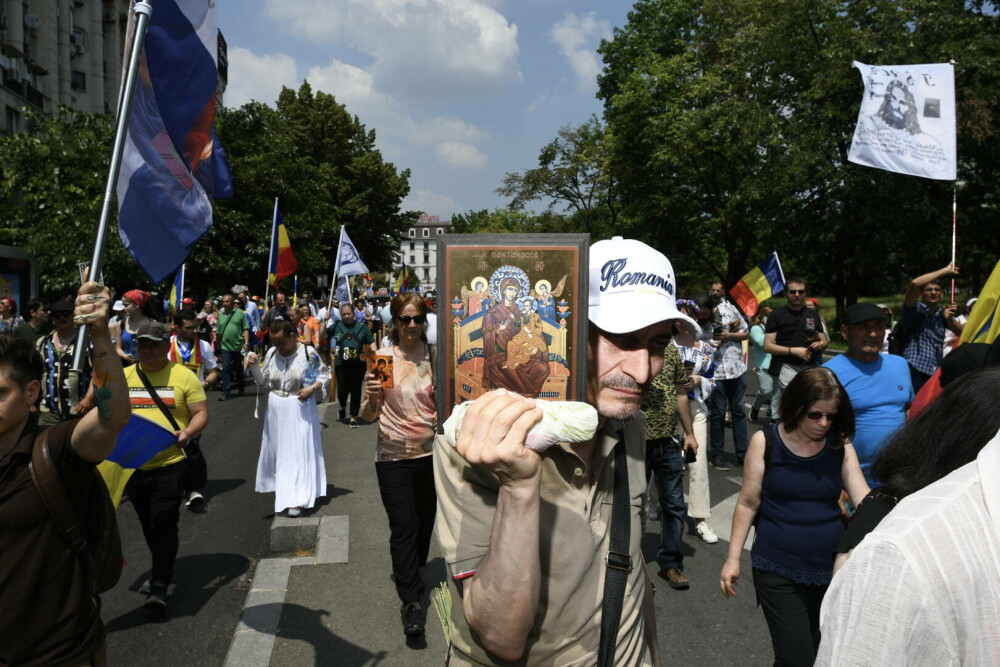 Marșul Pride vs cel al „creștinilor”. Prinși când se duceau să-i agreseze „creștinește” pe ceilalți GALERIE FOTO - Imaginea 15