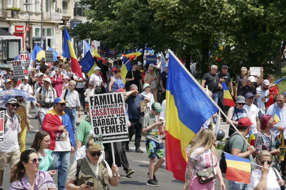 Marșul Pride vs cel al „creștinilor”. Prinși când se duceau să-i agreseze „creștinește” pe ceilalți GALERIE FOTO - Imaginea 16