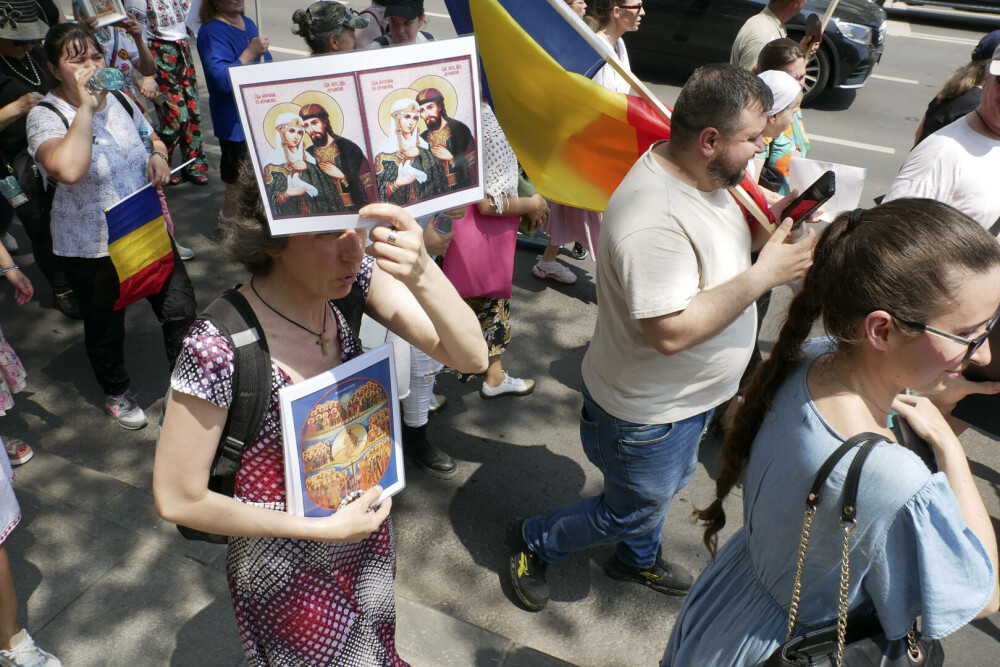 Marșul Pride vs cel al „creștinilor”. Prinși când se duceau să-i agreseze „creștinește” pe ceilalți GALERIE FOTO - Imaginea 17