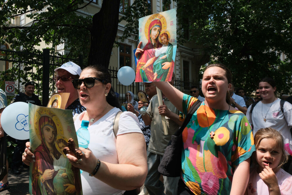 Marșul Pride vs cel al „creștinilor”. Prinși când se duceau să-i agreseze „creștinește” pe ceilalți GALERIE FOTO - Imaginea 19