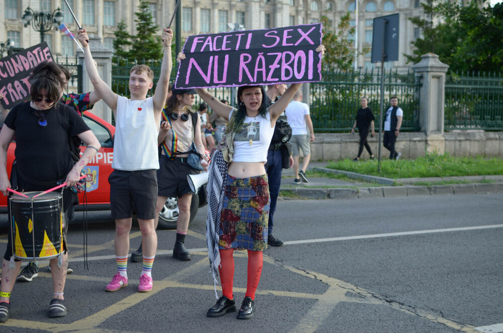 Marșul Pride vs cel al „creștinilor”. Prinși când se duceau să-i agreseze „creștinește” pe ceilalți GALERIE FOTO - Imaginea 21