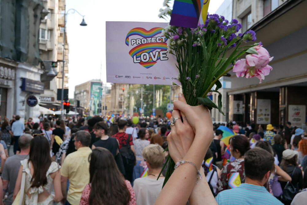Marșul Pride vs cel al „creștinilor”. Prinși când se duceau să-i agreseze „creștinește” pe ceilalți GALERIE FOTO - Imaginea 23