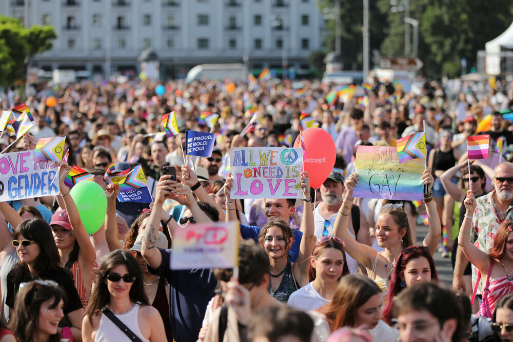 Marșul Pride vs cel al „creștinilor”. Prinși când se duceau să-i agreseze „creștinește” pe ceilalți GALERIE FOTO - Imaginea 24