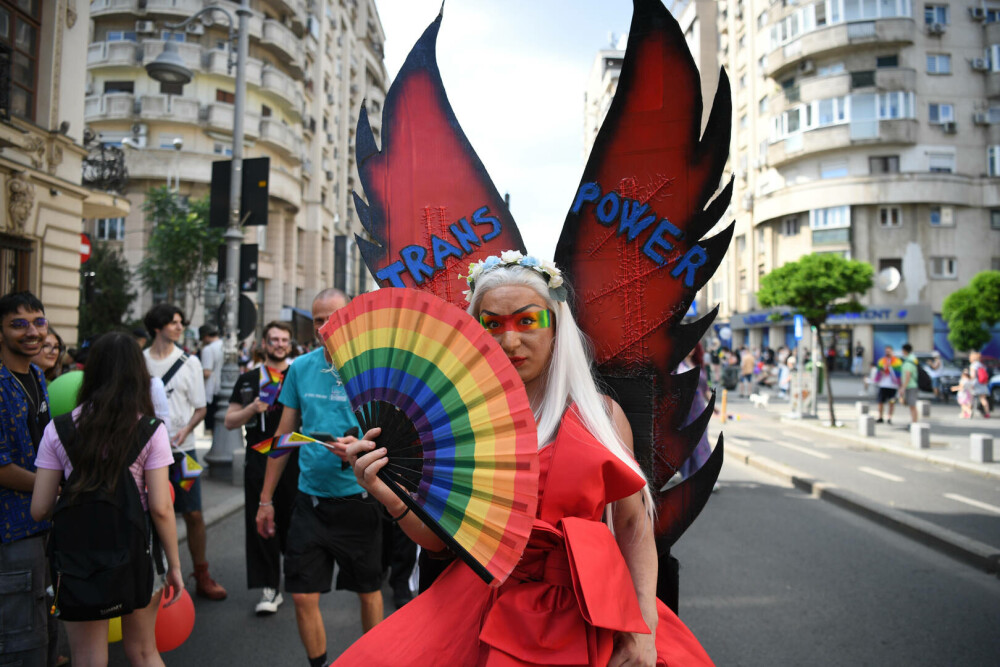 Marșul Pride vs cel al „creștinilor”. Prinși când se duceau să-i agreseze „creștinește” pe ceilalți GALERIE FOTO - Imaginea 25