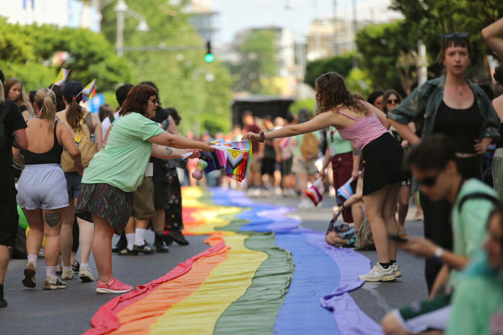 Marșul Pride vs cel al „creștinilor”. Prinși când se duceau să-i agreseze „creștinește” pe ceilalți GALERIE FOTO - Imaginea 26