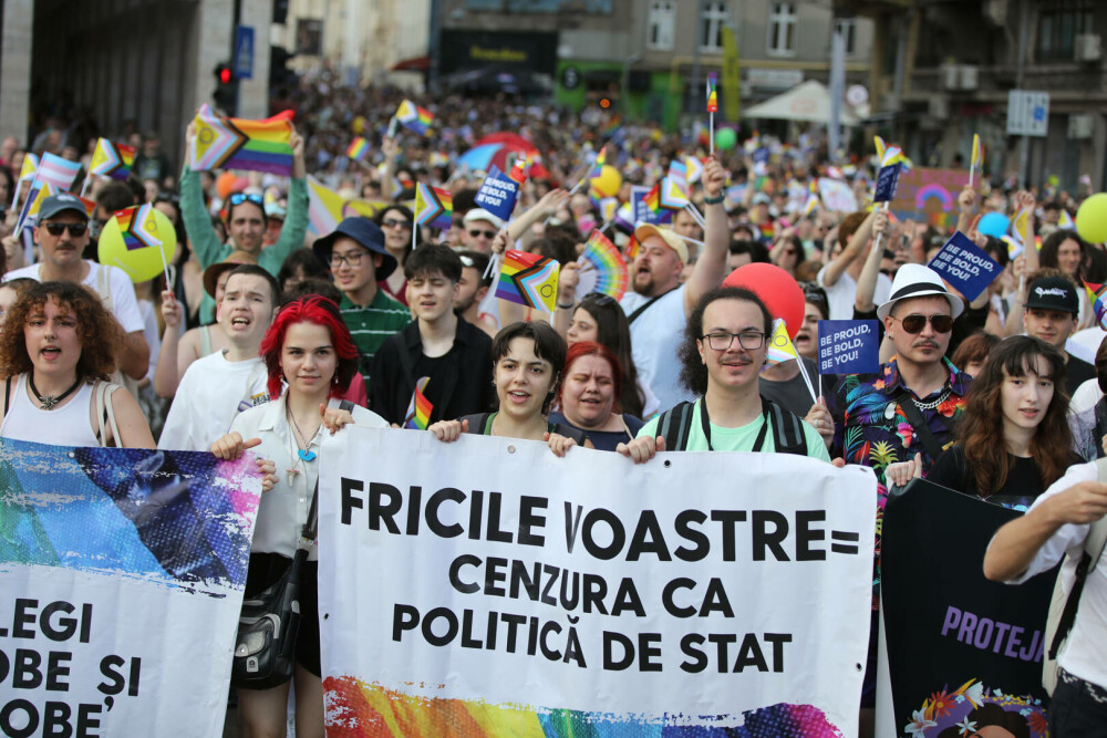 Marșul Pride vs cel al „creștinilor”. Prinși când se duceau să-i agreseze „creștinește” pe ceilalți GALERIE FOTO - Imaginea 27