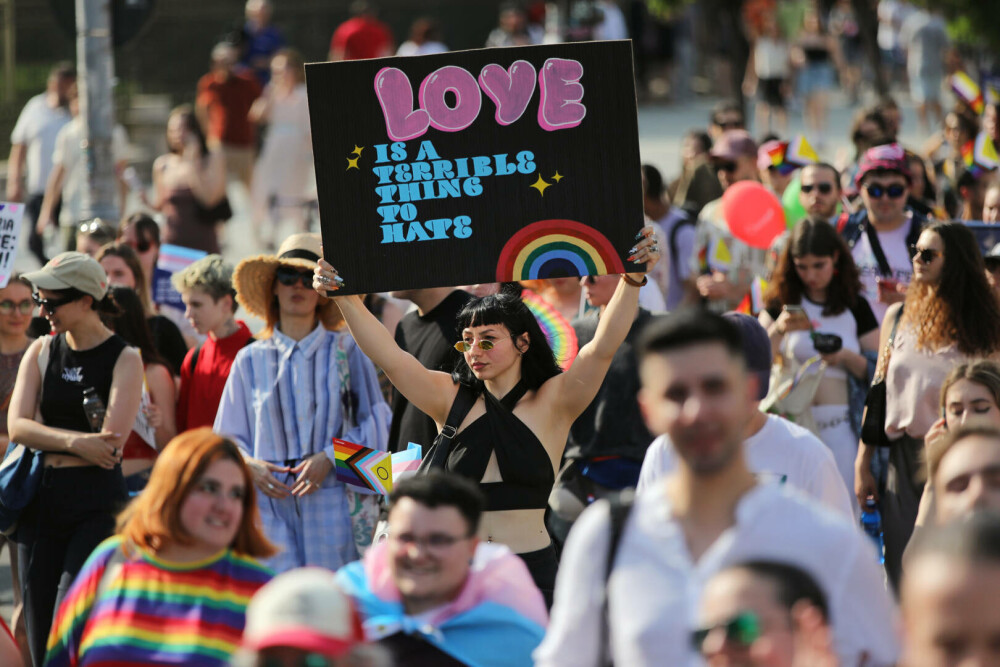 Marșul Pride vs cel al „creștinilor”. Prinși când se duceau să-i agreseze „creștinește” pe ceilalți GALERIE FOTO - Imaginea 29
