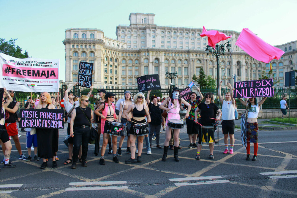 Marșul Pride vs cel al „creștinilor”. Prinși când se duceau să-i agreseze „creștinește” pe ceilalți GALERIE FOTO - Imaginea 30