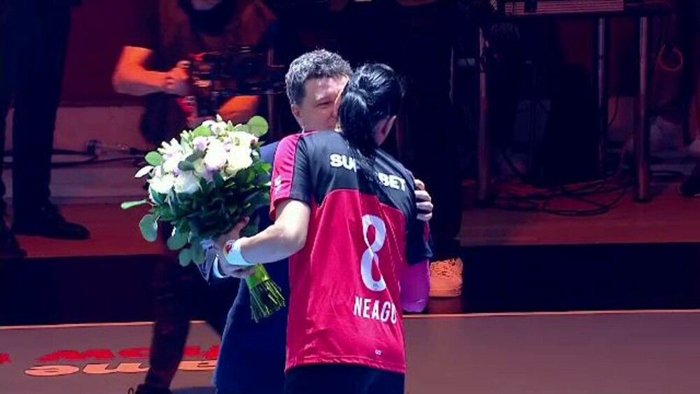 Cristina Neagu şi-a luat rămas-bun de la handbal, cu lacrimi și zâmbete. Mii de fani i-au fost alături | FOTO - Imaginea 7