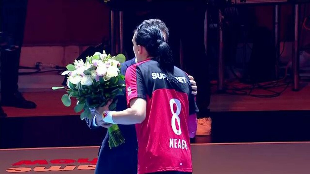 Cristina Neagu şi-a luat rămas-bun de la handbal, cu lacrimi și zâmbete. Mii de fani i-au fost alături | FOTO - Imaginea 8