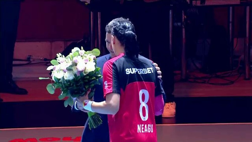 Cristina Neagu şi-a luat rămas-bun de la handbal, cu lacrimi și zâmbete. Mii de fani i-au fost alături | FOTO - Imaginea 9