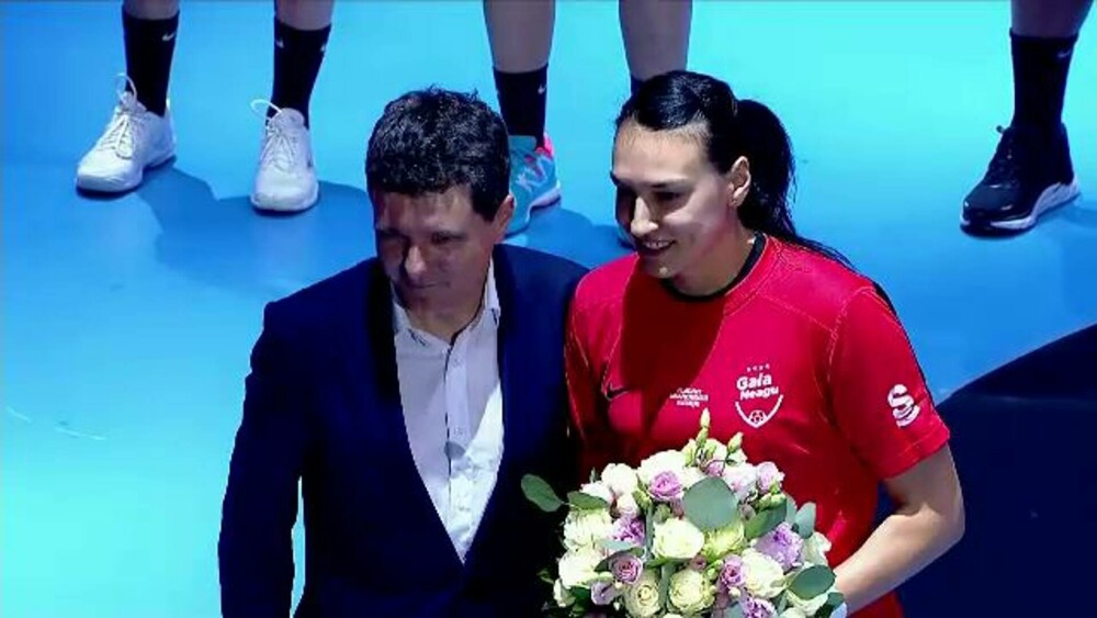 Cristina Neagu şi-a luat rămas-bun de la handbal, cu lacrimi și zâmbete. Mii de fani i-au fost alături | FOTO - Imaginea 11