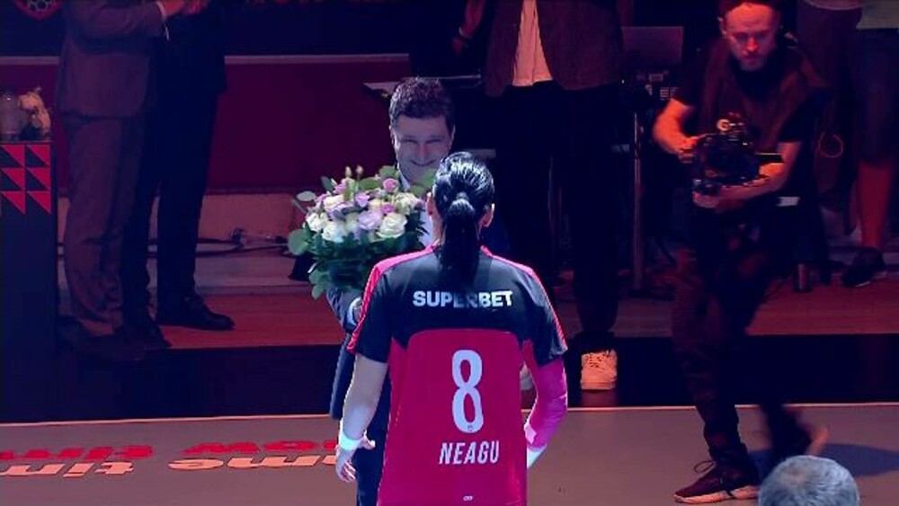 Cristina Neagu şi-a luat rămas-bun de la handbal, cu lacrimi și zâmbete. Mii de fani i-au fost alături | FOTO - Imaginea 4