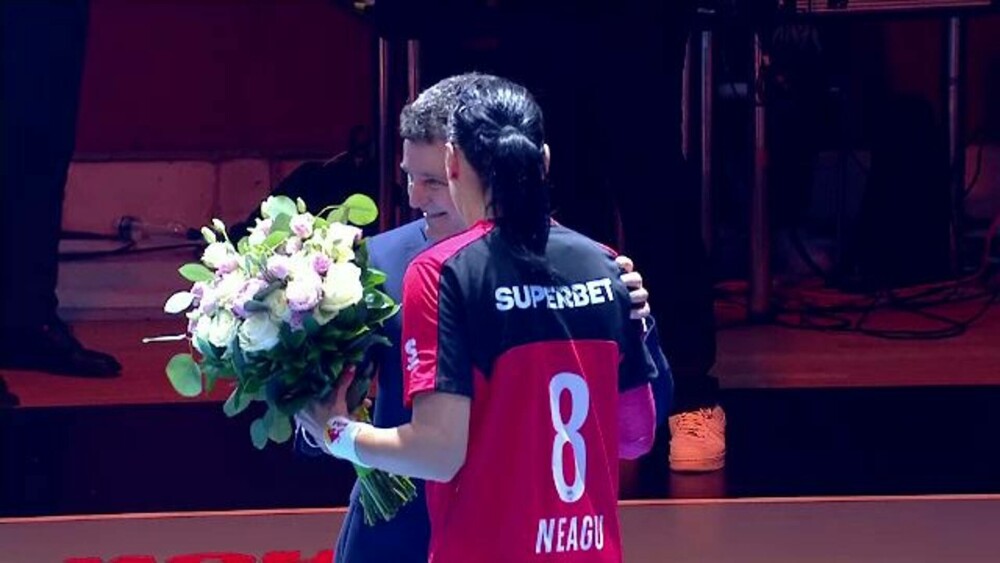 Cristina Neagu şi-a luat rămas-bun de la handbal, cu lacrimi și zâmbete. Mii de fani i-au fost alături | FOTO - Imaginea 3