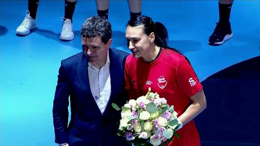 Cristina Neagu şi-a luat rămas-bun de la handbal, cu lacrimi și zâmbete. Mii de fani i-au fost alături | FOTO - Imaginea 2