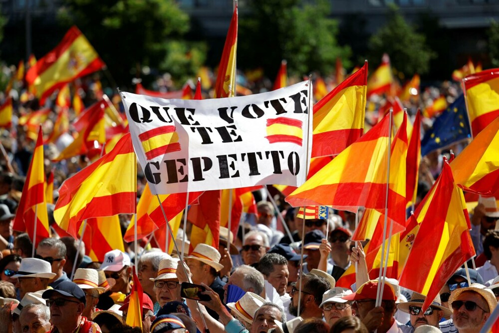 Zeci de mii de oameni s-au adunat duminică la Madrid pentru o demonstraţie împotriva premierului Pedro Sanchez. FOTO - Imaginea 2