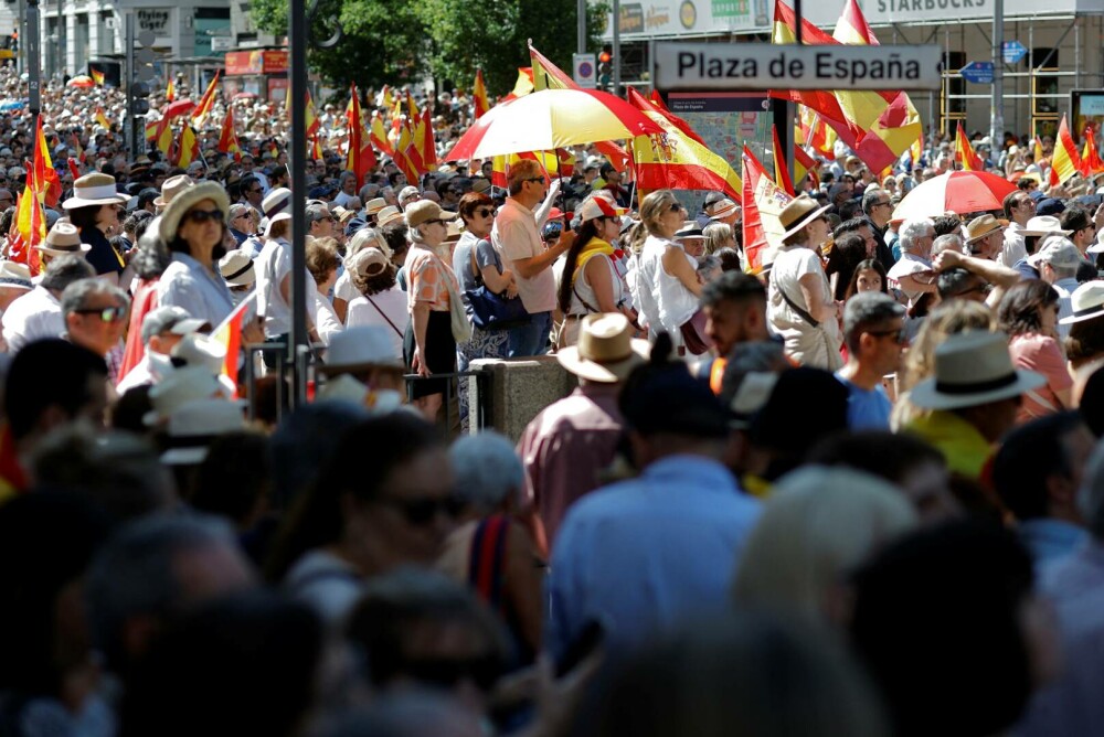 Zeci de mii de oameni s-au adunat duminică la Madrid pentru o demonstraţie împotriva premierului Pedro Sanchez. FOTO - Imaginea 5