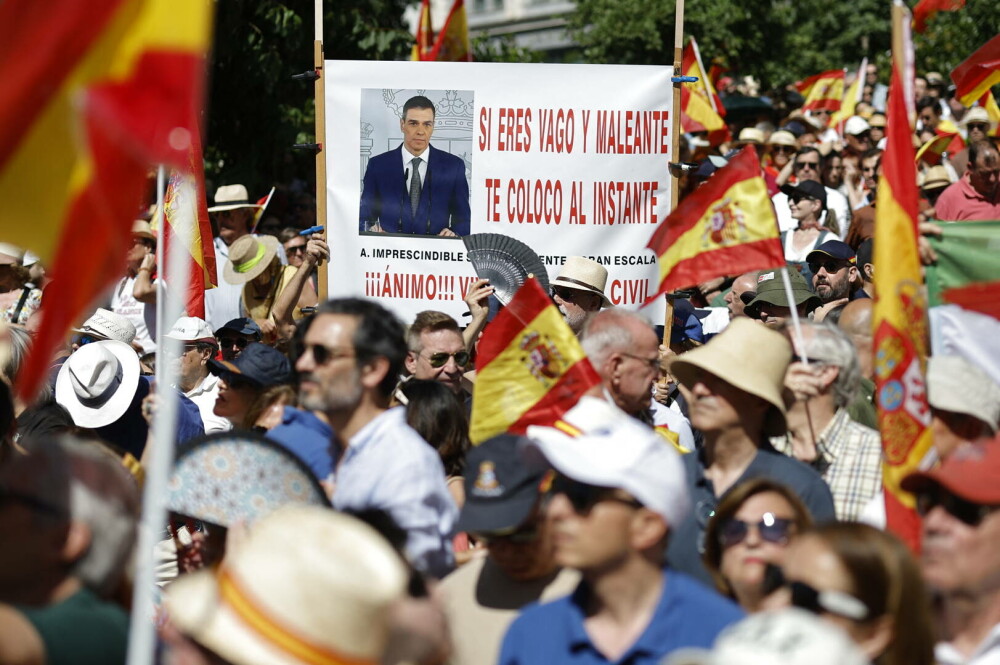Zeci de mii de oameni s-au adunat duminică la Madrid pentru o demonstraţie împotriva premierului Pedro Sanchez. FOTO - Imaginea 6