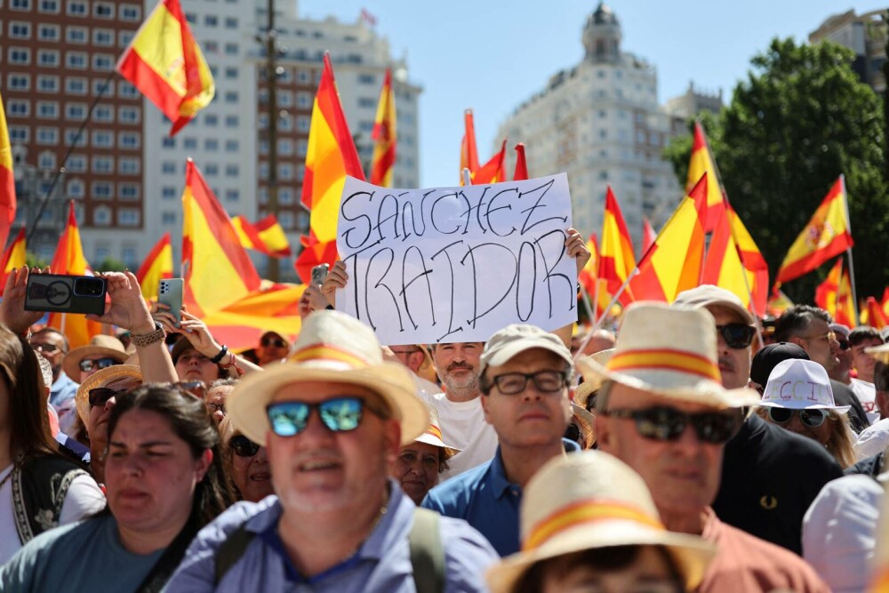 Zeci de mii de oameni s-au adunat duminică la Madrid pentru o demonstraţie împotriva premierului Pedro Sanchez. FOTO - Imaginea 7