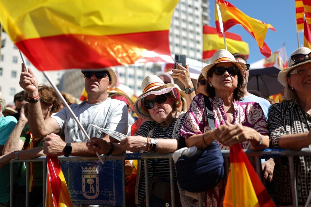 Zeci de mii de oameni s-au adunat duminică la Madrid pentru o demonstraţie împotriva premierului Pedro Sanchez. FOTO - Imaginea 8