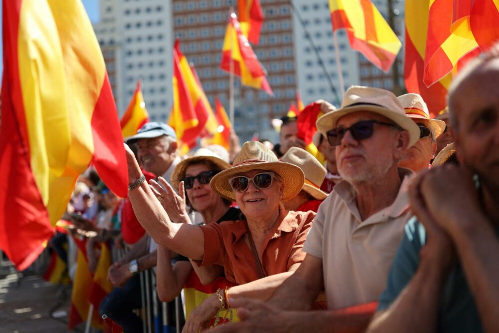 Zeci de mii de oameni s-au adunat duminică la Madrid pentru o demonstraţie împotriva premierului Pedro Sanchez. FOTO - Imaginea 10