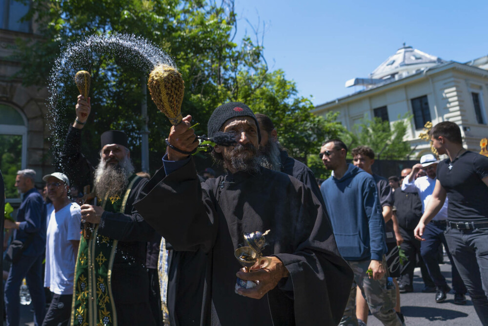 Gigi Becali a apărut cu o cruce uriașă și agheasmă pe Calea Victoriei, după Bucharest Pride. GALERIE FOTO - Imaginea 1