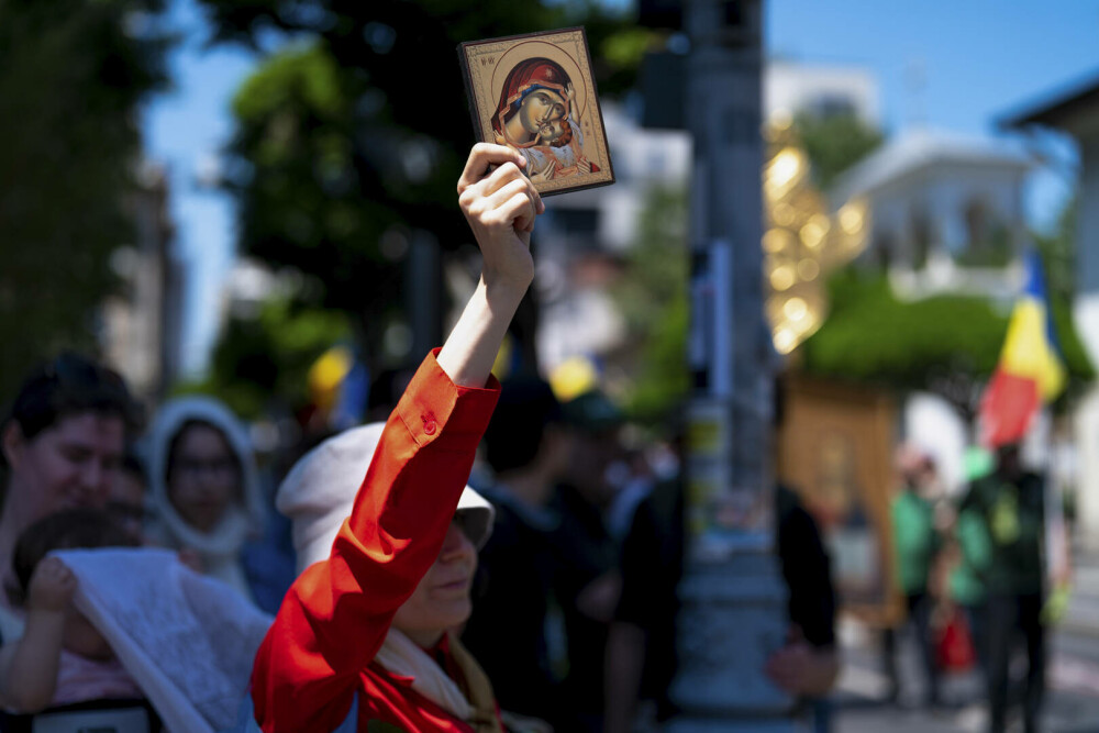 Gigi Becali a apărut cu o cruce uriașă și agheasmă pe Calea Victoriei, după Bucharest Pride. GALERIE FOTO - Imaginea 2