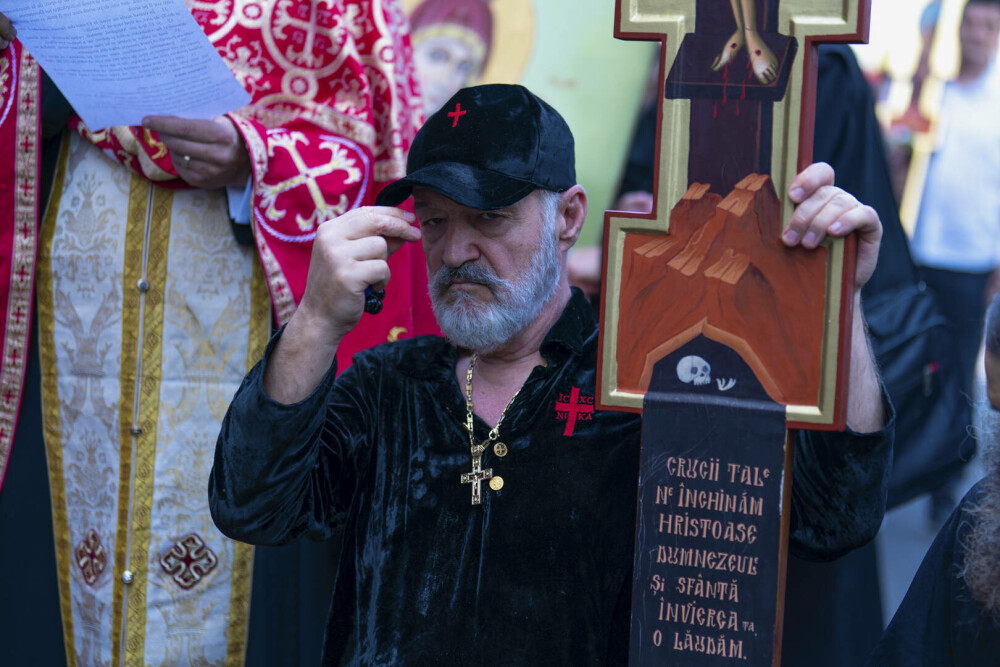 Gigi Becali a apărut cu o cruce uriașă și agheasmă pe Calea Victoriei, după Bucharest Pride. GALERIE FOTO - Imaginea 4