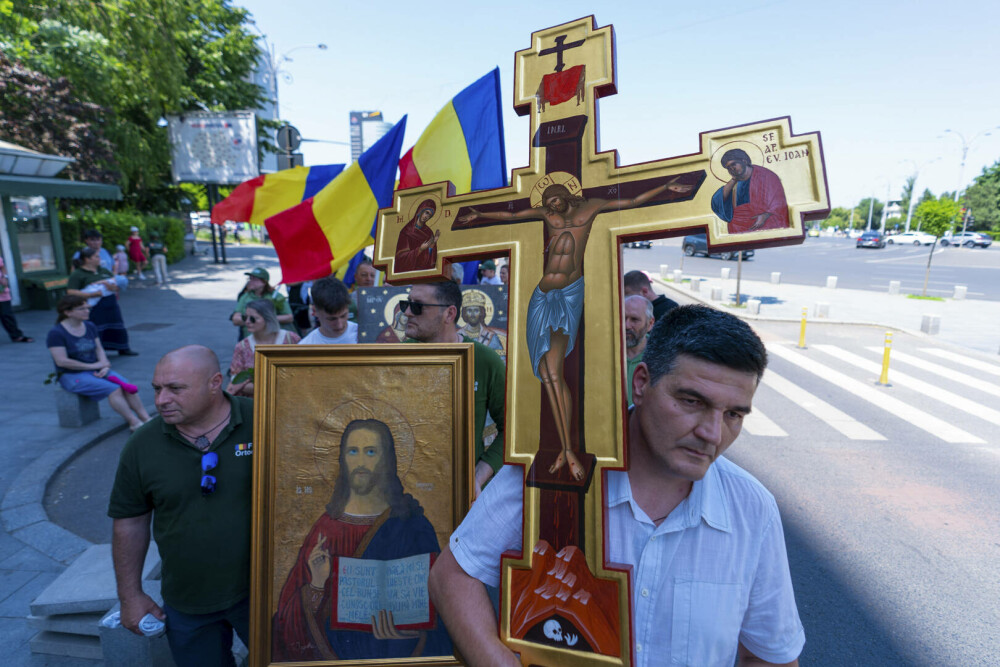 Gigi Becali a apărut cu o cruce uriașă și agheasmă pe Calea Victoriei, după Bucharest Pride. GALERIE FOTO - Imaginea 5