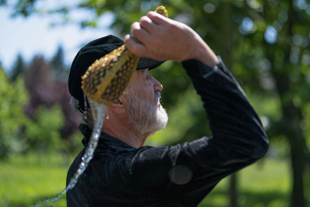 Gigi Becali a apărut cu o cruce uriașă și agheasmă pe Calea Victoriei, după Bucharest Pride. GALERIE FOTO - Imaginea 6