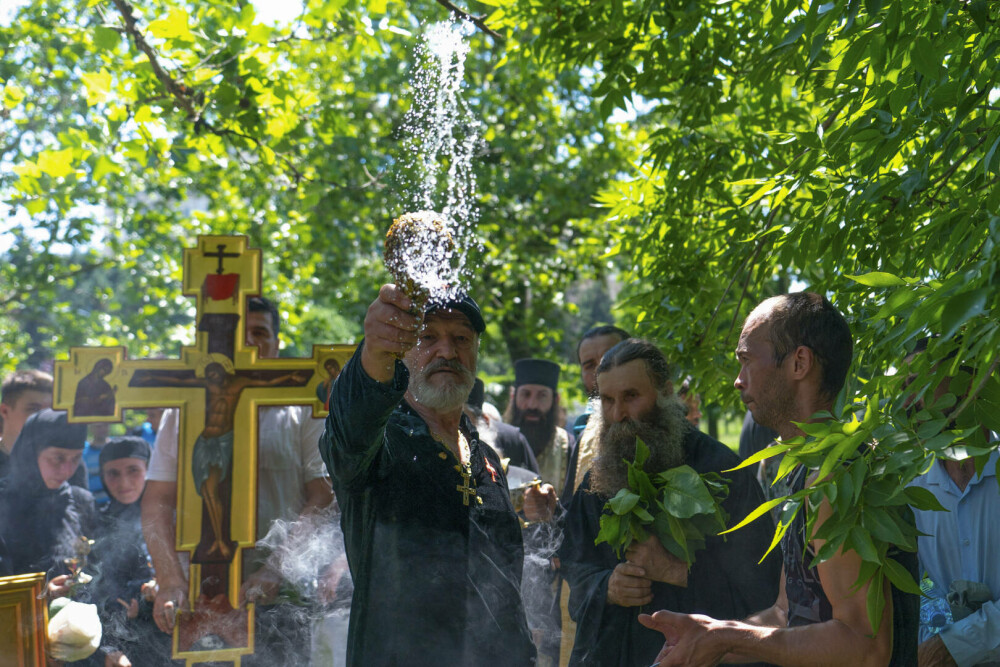 Gigi Becali a apărut cu o cruce uriașă și agheasmă pe Calea Victoriei, după Bucharest Pride. GALERIE FOTO - Imaginea 7