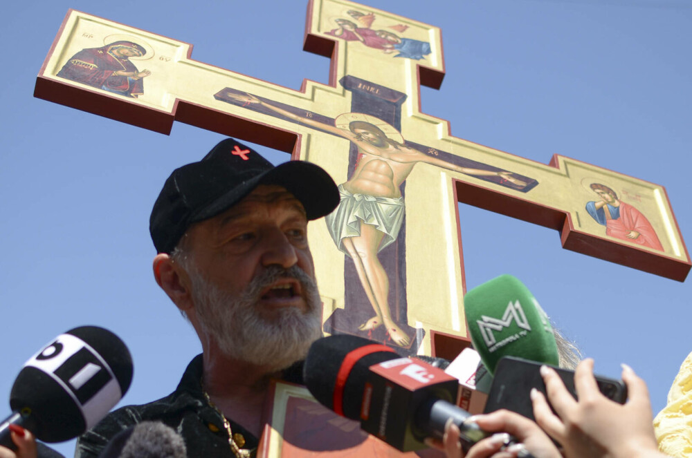 Gigi Becali a apărut cu o cruce uriașă și agheasmă pe Calea Victoriei, după Bucharest Pride. GALERIE FOTO - Imaginea 8