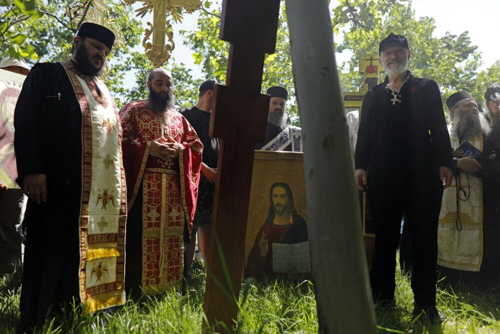 Gigi Becali a apărut cu o cruce uriașă și agheasmă pe Calea Victoriei, după Bucharest Pride. GALERIE FOTO - Imaginea 9
