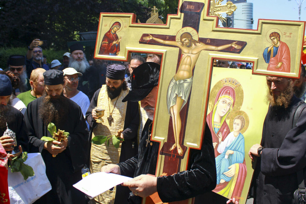 Gigi Becali a apărut cu o cruce uriașă și agheasmă pe Calea Victoriei, după Bucharest Pride. GALERIE FOTO - Imaginea 10