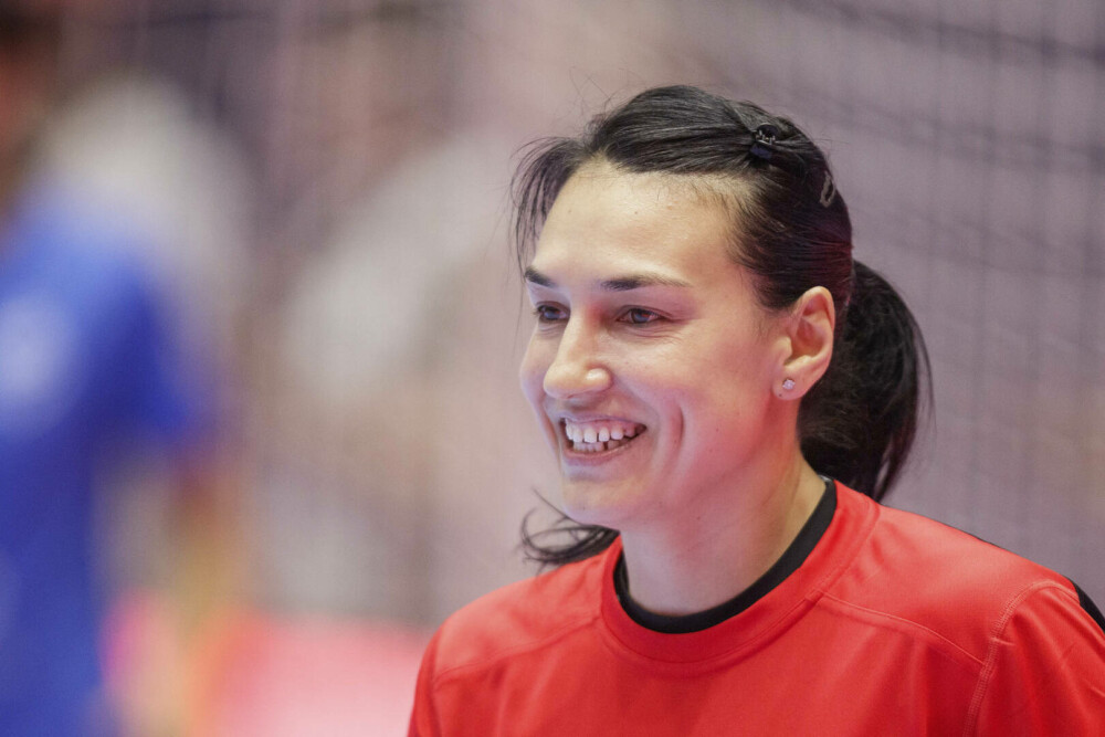Cristina Neagu şi-a luat rămas-bun de la handbal, cu lacrimi și zâmbete. Mii de fani i-au fost alături | FOTO - Imaginea 14