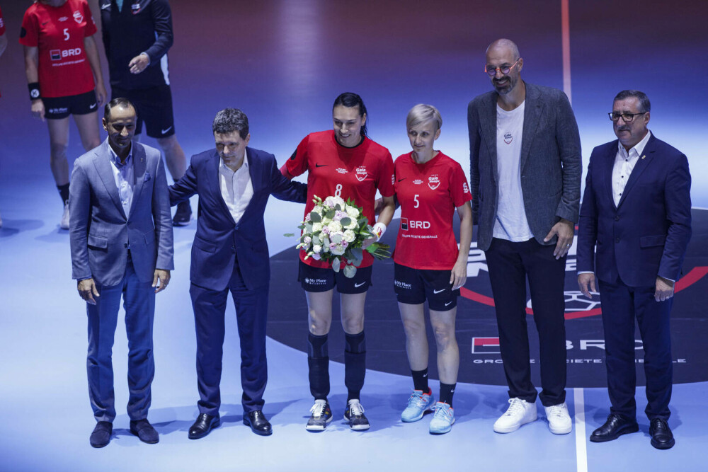 Cristina Neagu şi-a luat rămas-bun de la handbal, cu lacrimi și zâmbete. Mii de fani i-au fost alături | FOTO - Imaginea 12