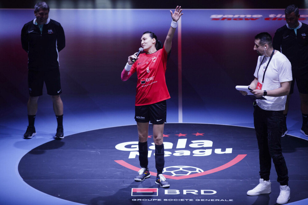 Cristina Neagu şi-a luat rămas-bun de la handbal, cu lacrimi și zâmbete. Mii de fani i-au fost alături | FOTO - Imaginea 17