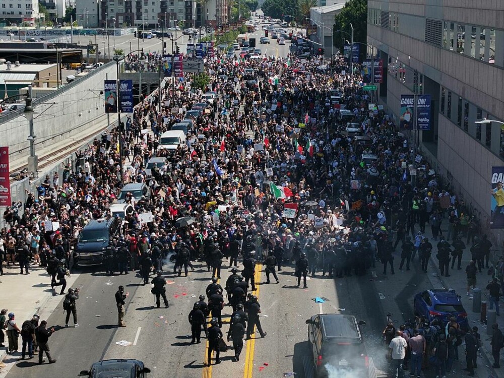Protestele la Los Angeles continuă. Guvernatorul Californiei consideră ilegală trimiterea Gărzii Naţionale. GALERIE FOTO - Imaginea 1