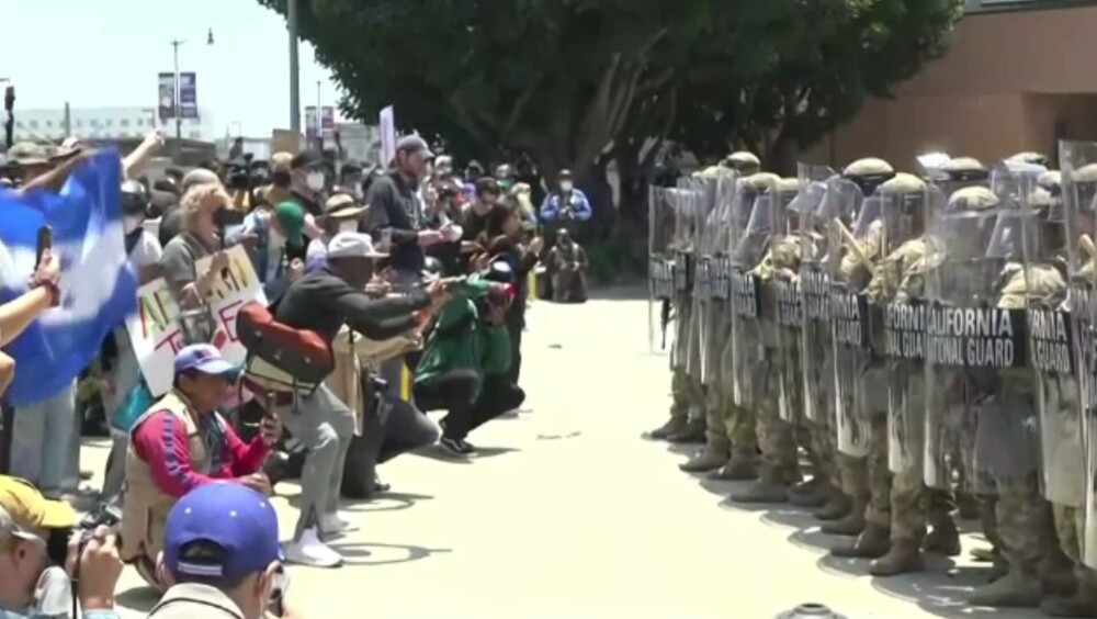 Momentul în care o jurnalistă australiană este împușcată de poliția din LA, în timp ce transmitea în direct de la proteste - Imaginea 22
