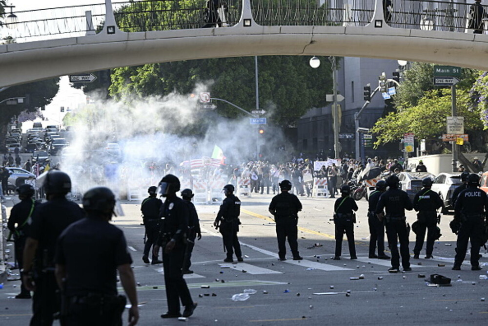 Restricții de circulație pe timp de noapte, instituite la Los Angeles. Poliția a început să efectueze „arestări în masă” - Imaginea 29