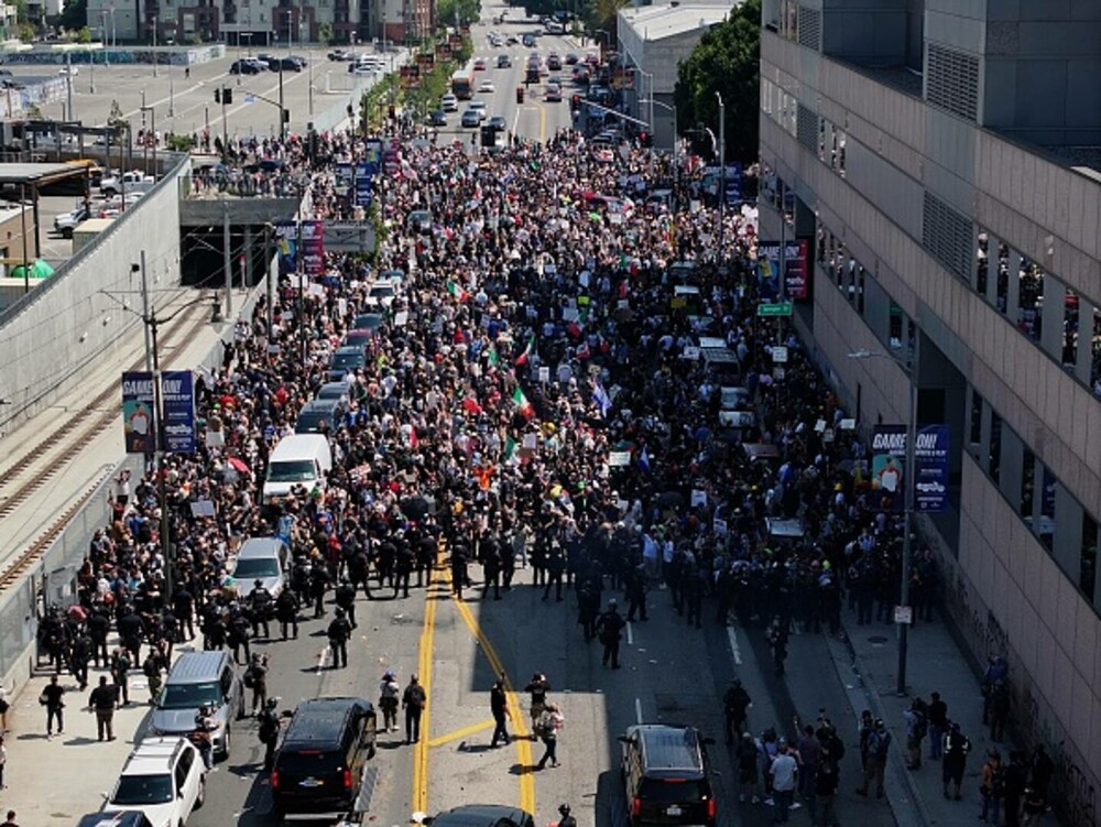 Restricții de circulație pe timp de noapte, instituite la Los Angeles. Poliția a început să efectueze „arestări în masă” - Imaginea 30