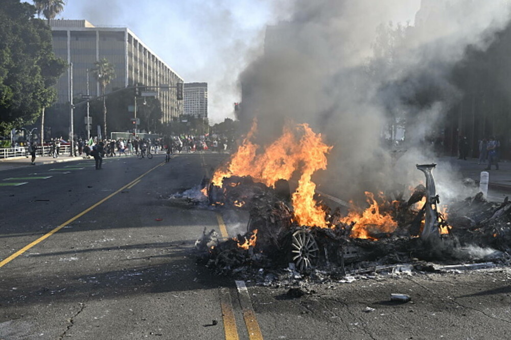 Protestele la Los Angeles continuă. Guvernatorul Californiei consideră ilegală trimiterea Gărzii Naţionale. GALERIE FOTO - Imaginea 6