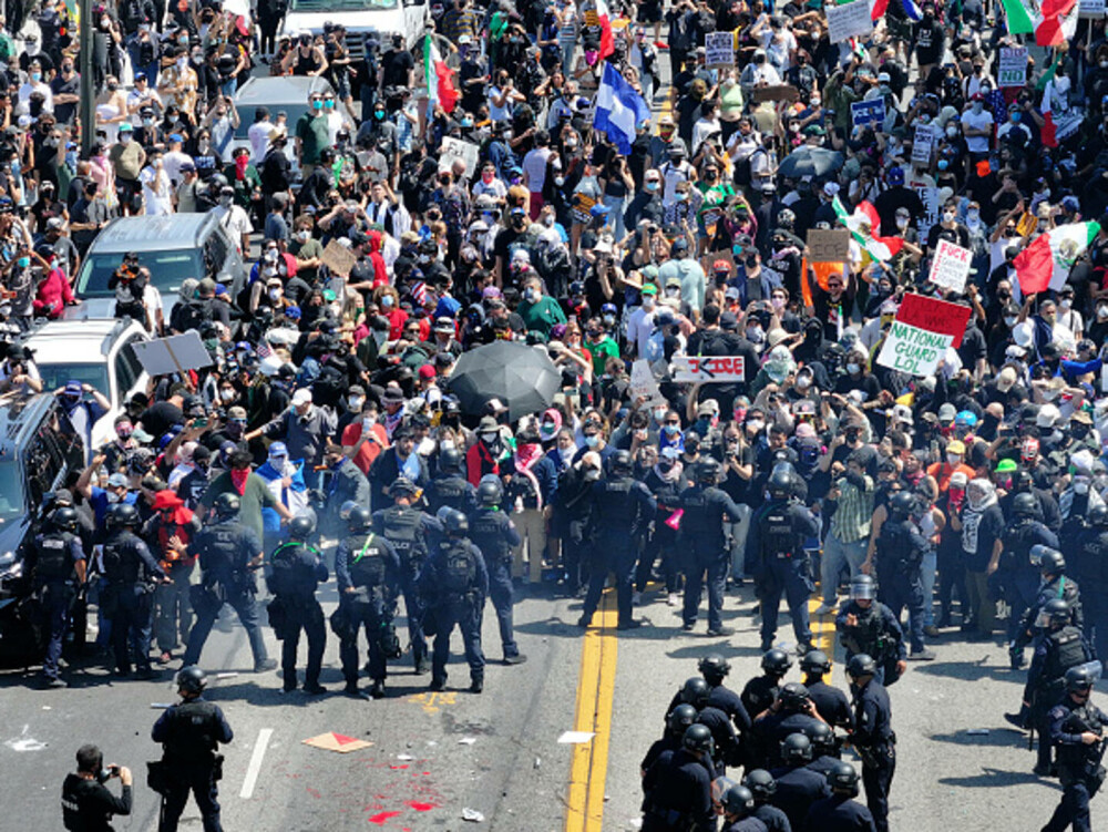 Protestele la Los Angeles continuă. Guvernatorul Californiei consideră ilegală trimiterea Gărzii Naţionale. GALERIE FOTO - Imaginea 7